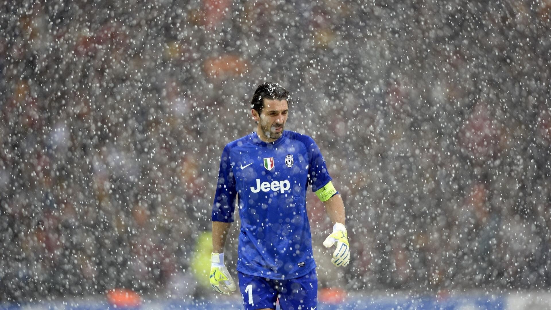 主教练在比赛节奏混乱时的临场调整策略，主教练能否上场比赛